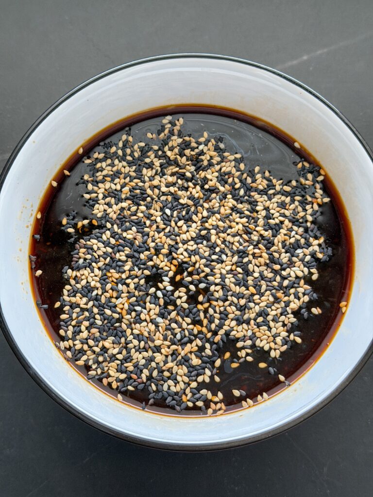 Ketjapsaus met sesamzaad voor Aziatisch gebakken spek