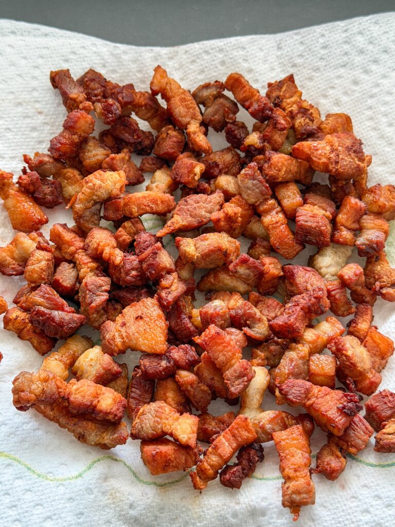 Krokant gebakken spekblokjes op keukenpapier