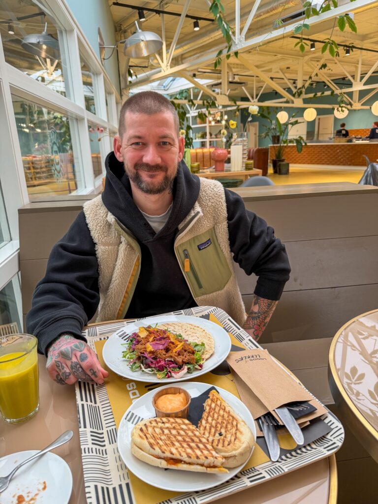 Jan Willem geniet van een lunch