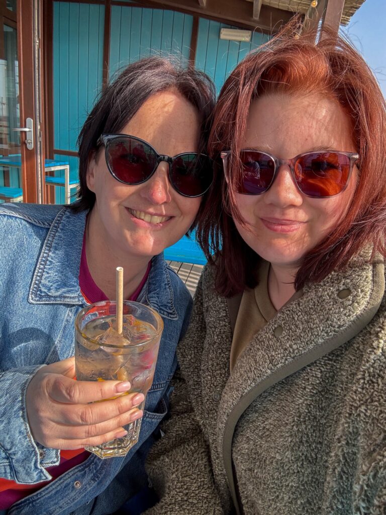 Beaudine en Marie Louise op het terras in de zon
