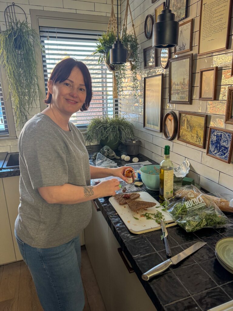 Marie-Louise smeert een broodje voor de lunch