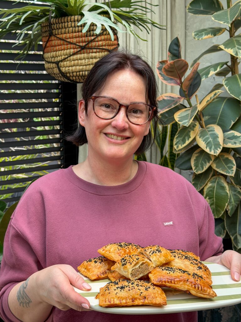 Marie Louise met bord zelfgemaakte saucijzenbroodjes