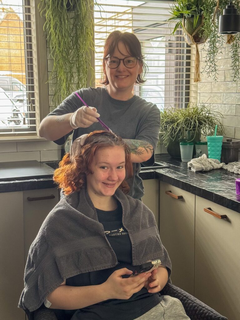 Marie-Louise veft haren in de keuken