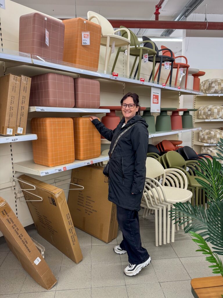 Marie Louise bekijkt tuinmeubels in de winkel