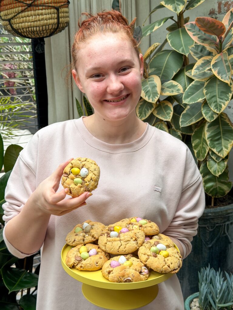 Amaranthe houdt paas koekjes met paaseitjes vast
