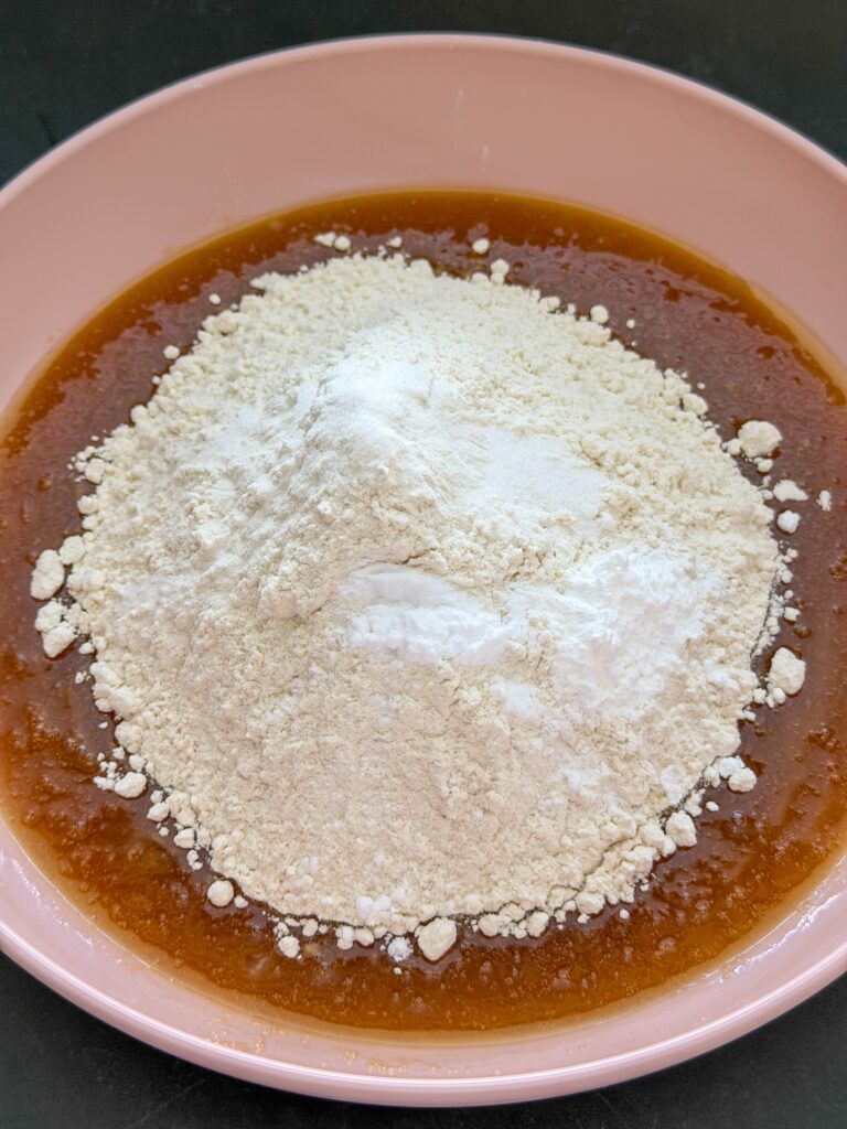Bloem, bakpoeder en baksoda voor het deeg