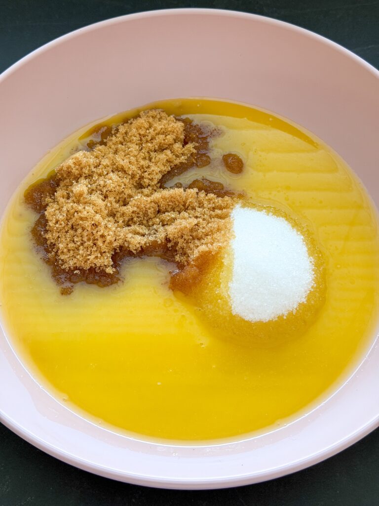 Boter en suiker smelten voor paas koeken bakken