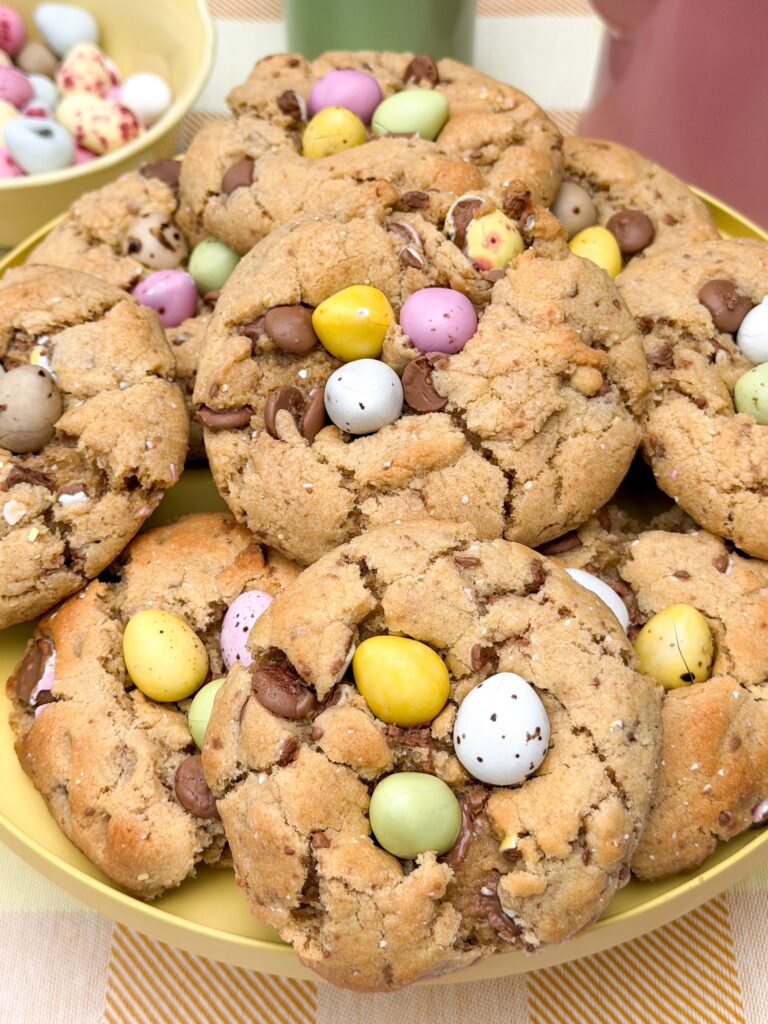 Close up van paaskoekjes met paaseitjes