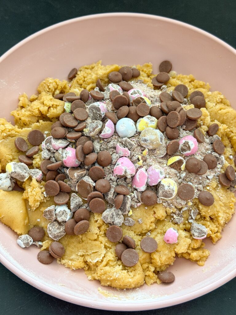 grof gehakte paaseitjes en chocolade door het koekjesdeeg mengen