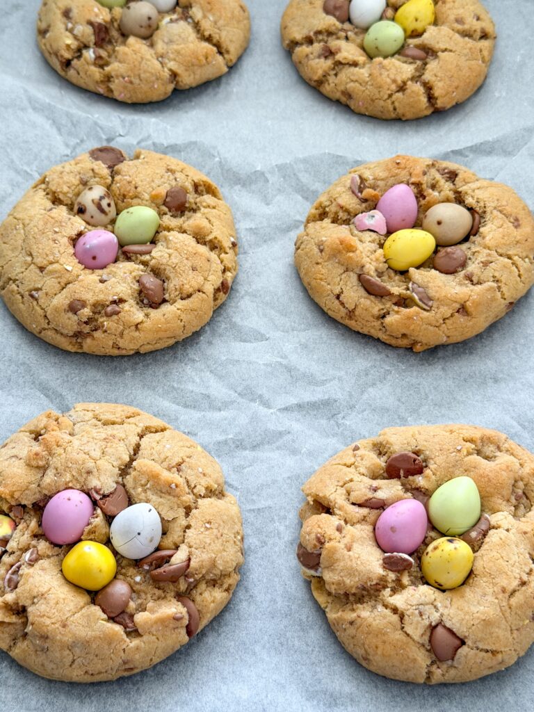 Paas koekjes na het bakken op een bakplaat