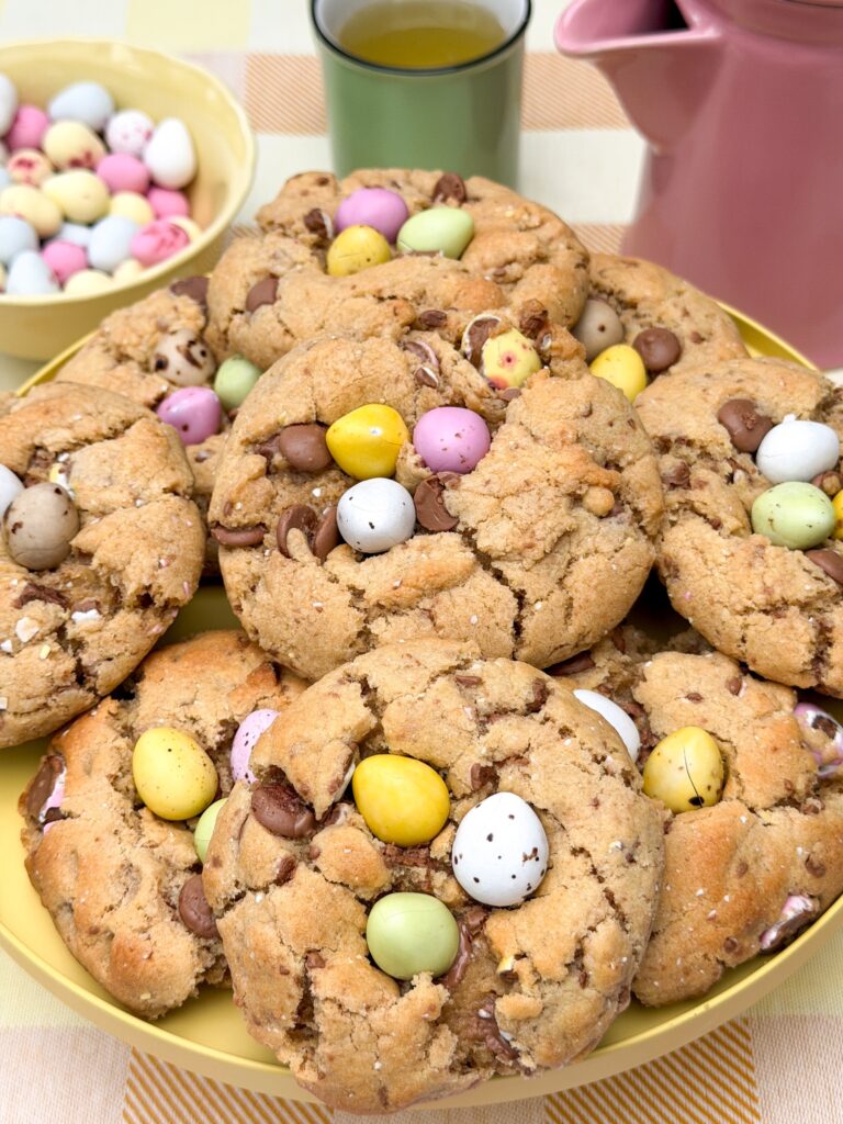 Paas koekjes met gekleurde dragee paaseitjes