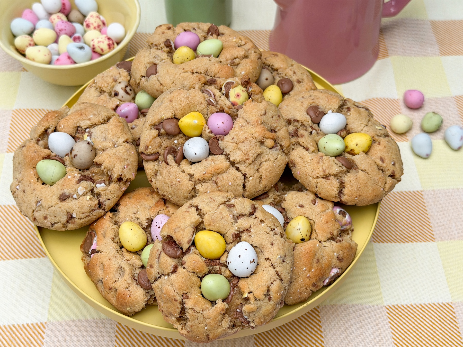 Paas koekjes met paaseitjes op een gele schaal, perfect voor Pasen