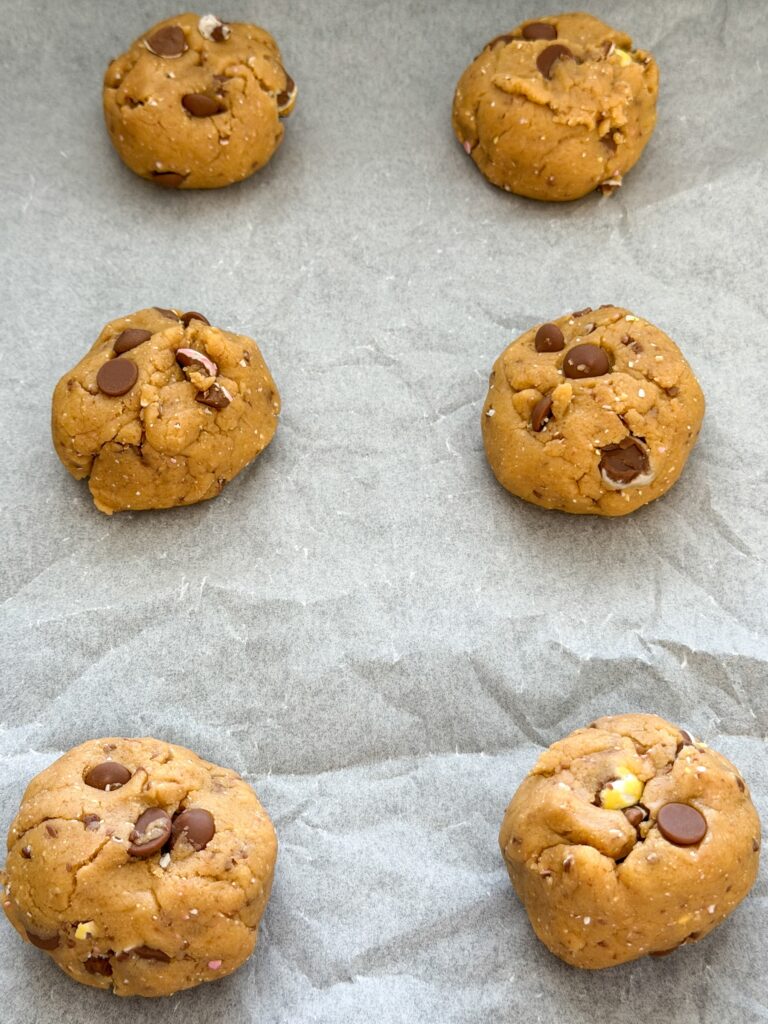 Koekjes deeg in bolletjes verdelen