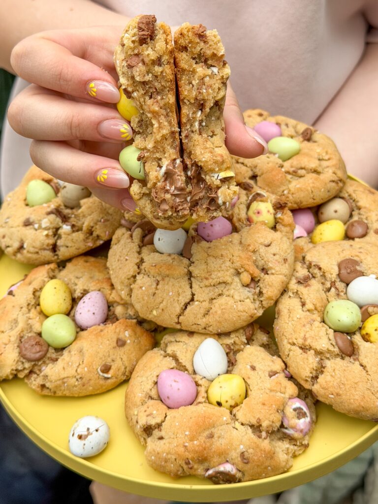 Zachte en smeuïge binnenkant van de paaskoekjes met paaseitjes