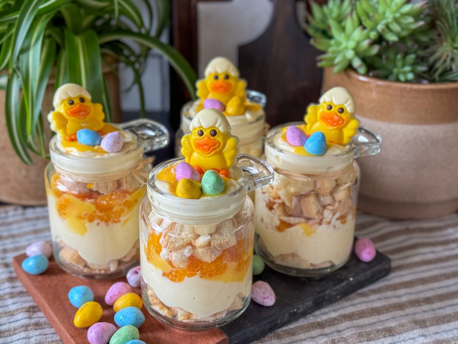 Paas toetjes met advocaat en mandarijntjes in glaasjes met paaseitjes