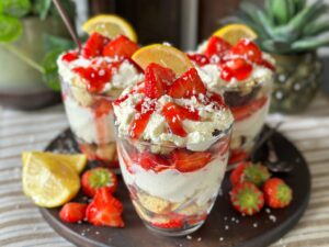 frisse paas toetjes zonder advocaat - trifle met aardbeien en citroen in glaasjes