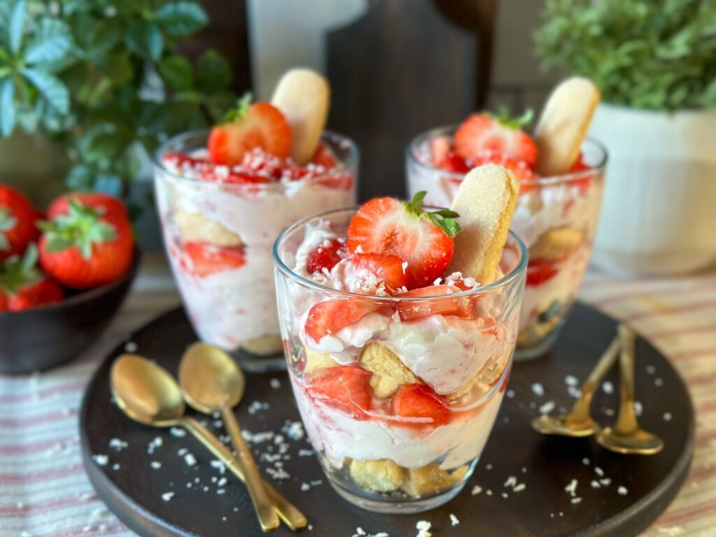 paas toetjes zonder advocaat overzicht - aardbeien tiramisu in een glaasje