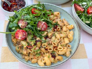 pittige pasta roomsaus met spek en rucola salade