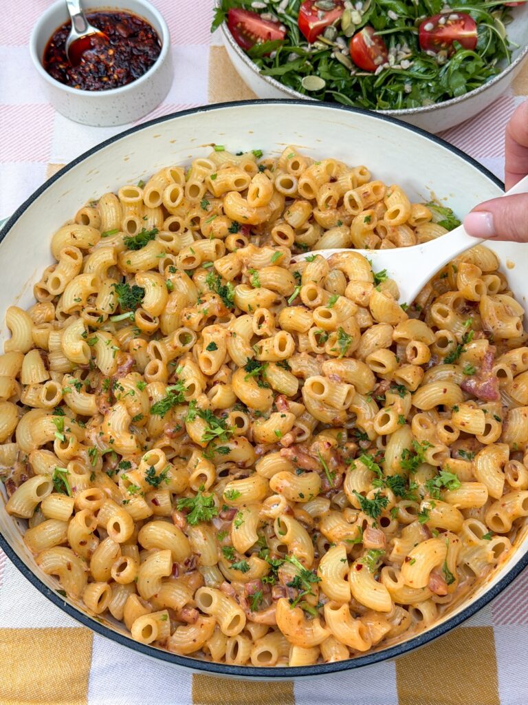Pasta roomsaus met crispy chili olie en spek in de pan