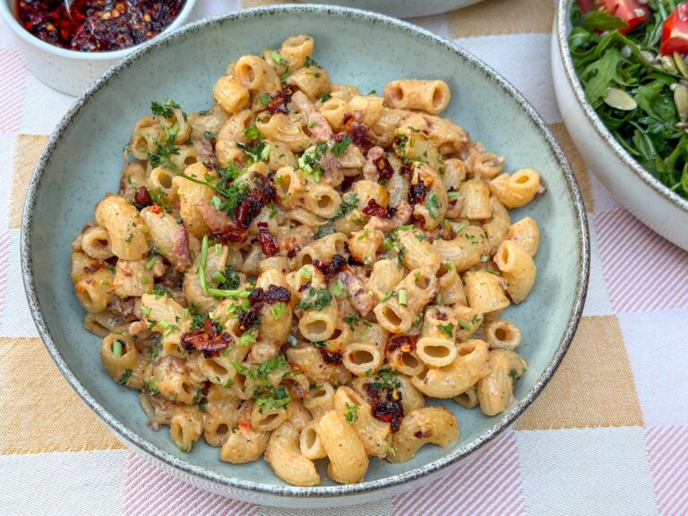 Romige pasta roomsaus met crispy chili olie en spek
