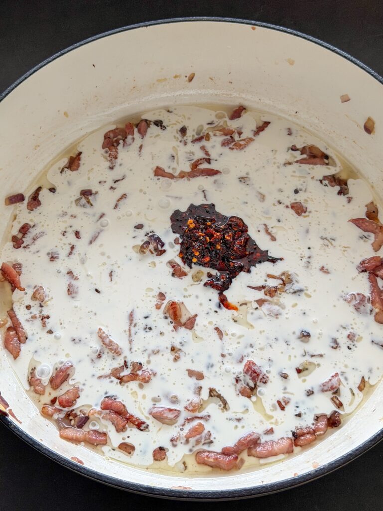 Room en crispy chili olie toevoegen