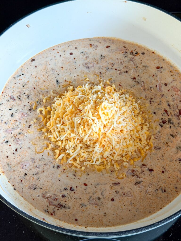 geraspte kaas toevoegen en laten smelten