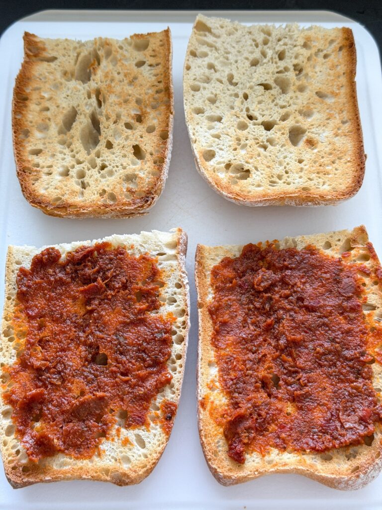 Ciabatta insmeren met pesto arrabbiata