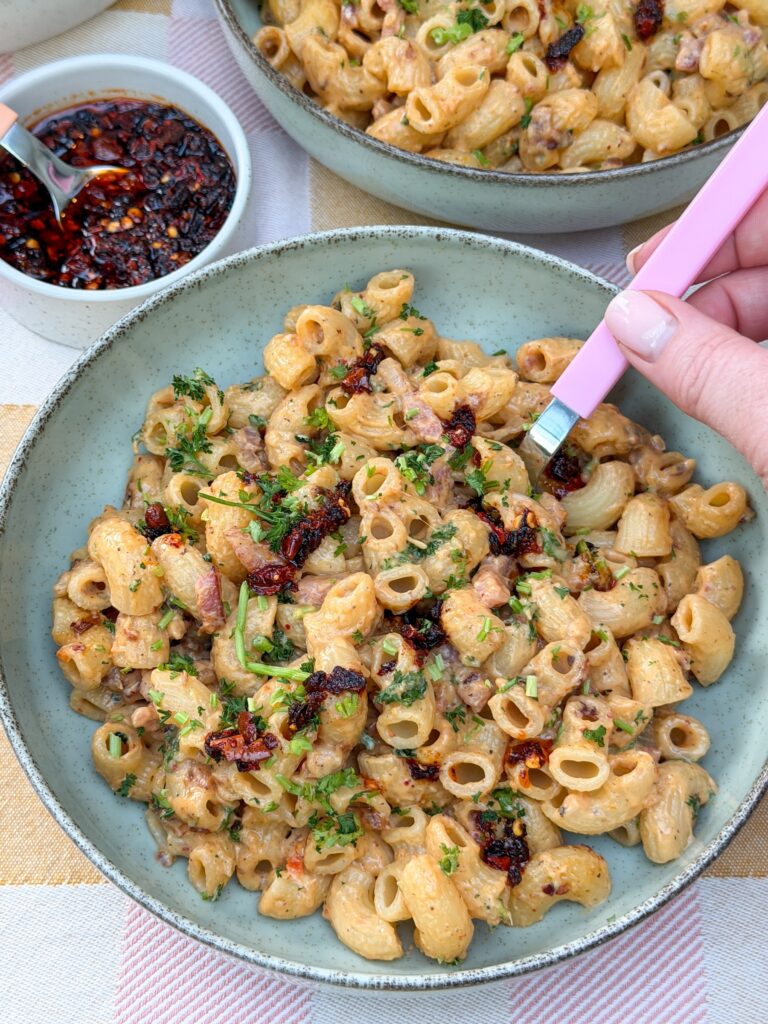 Pasta in pittige roomsaus met spekjes