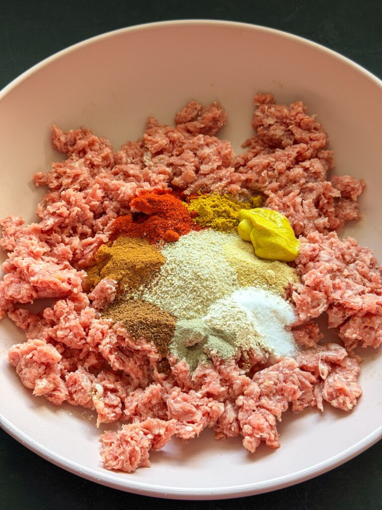 Gehaktmengsel met kruiden voor zelf saucijzenbroodjes maken