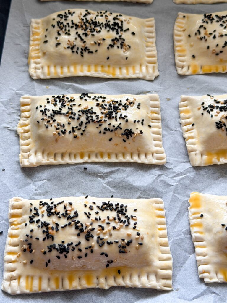 Ongebakken saucijzenbroodjes met sesamzaad en nigellazaad