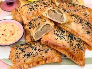 Zelf saucijzenbroodjes maken met bladerdeeg en kruidige gehaktvulling