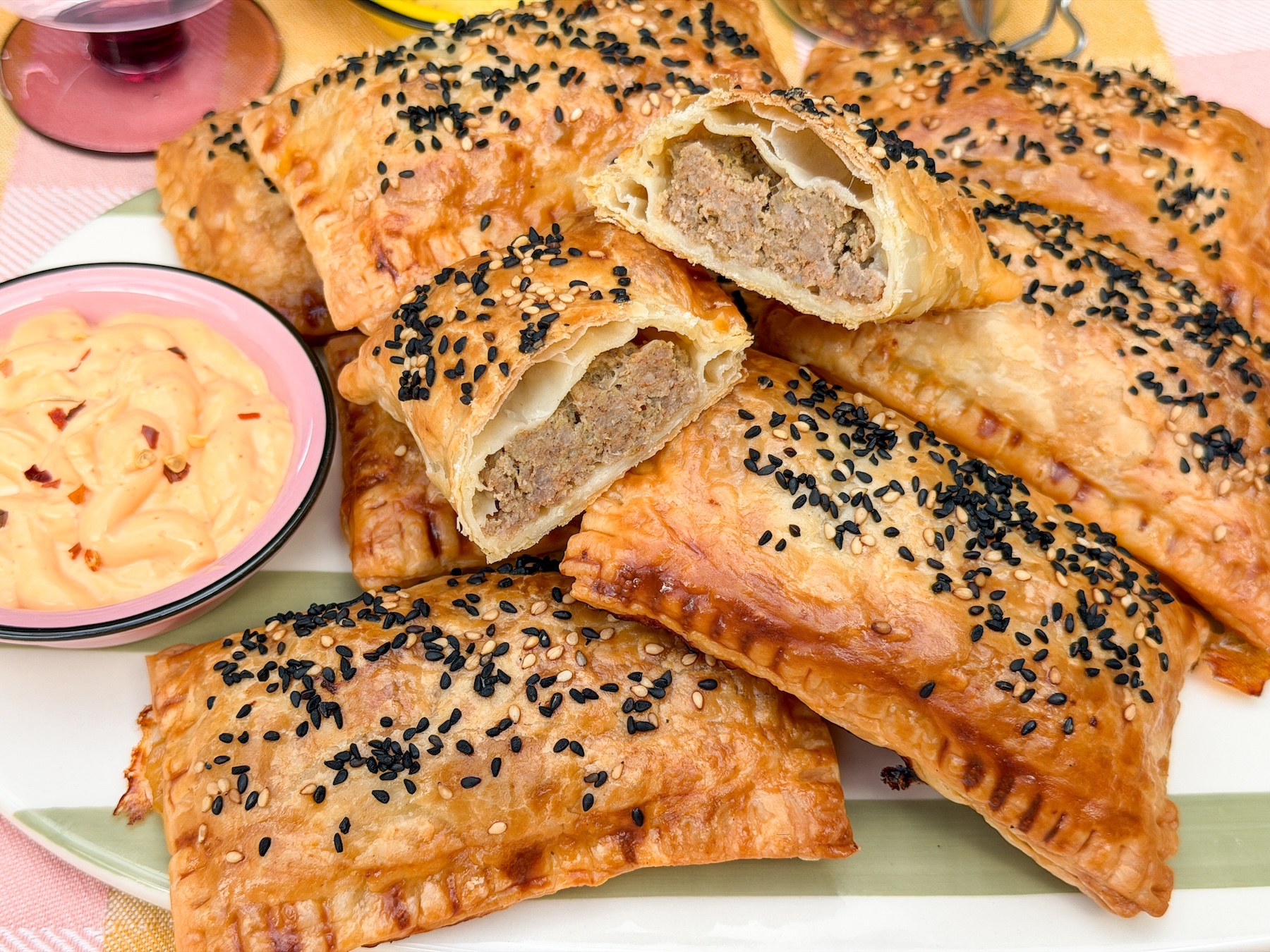 Zelf saucijzenbroodjes maken met bladerdeeg en kruidige gehaktvulling