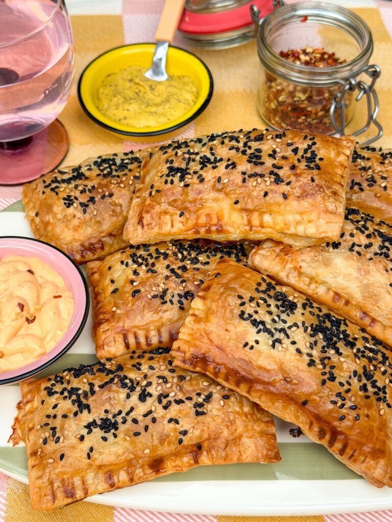 Zelfgemaakte saucijzenbroodjes op bord met dips