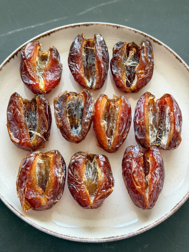 Dadels opsnijden en ontpitten