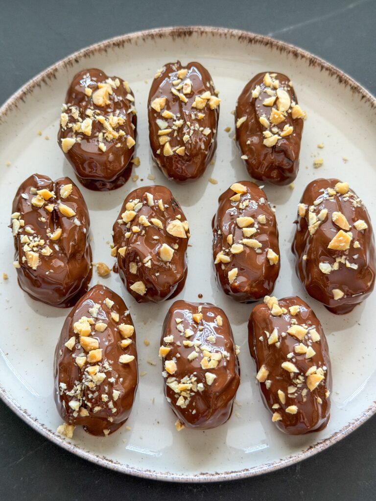 Dadels gevuld met pindakaas en omhuld met gesmolten chocolade