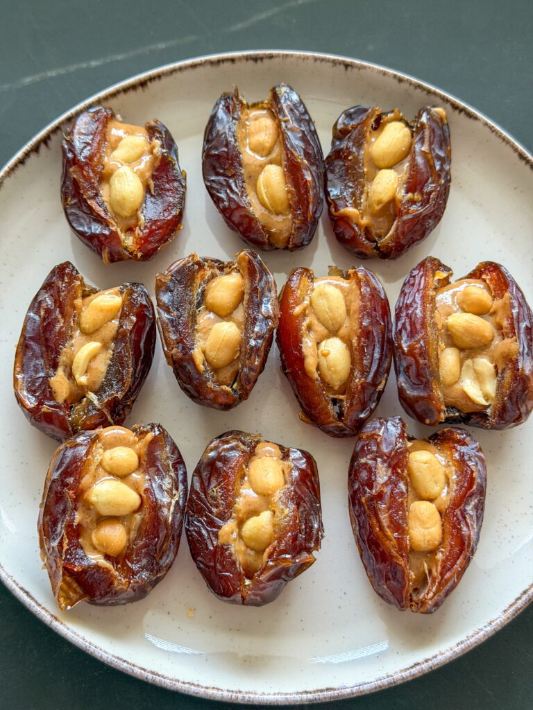Dadels vullen met pindakaas en pinda's