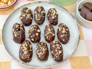 Snicker dadels recept met pindakaas, chocolade en pinda's