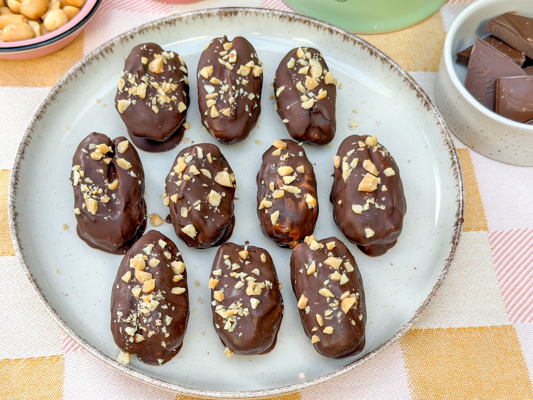 Snicker dadels recept met pindakaas, chocolade en pinda's