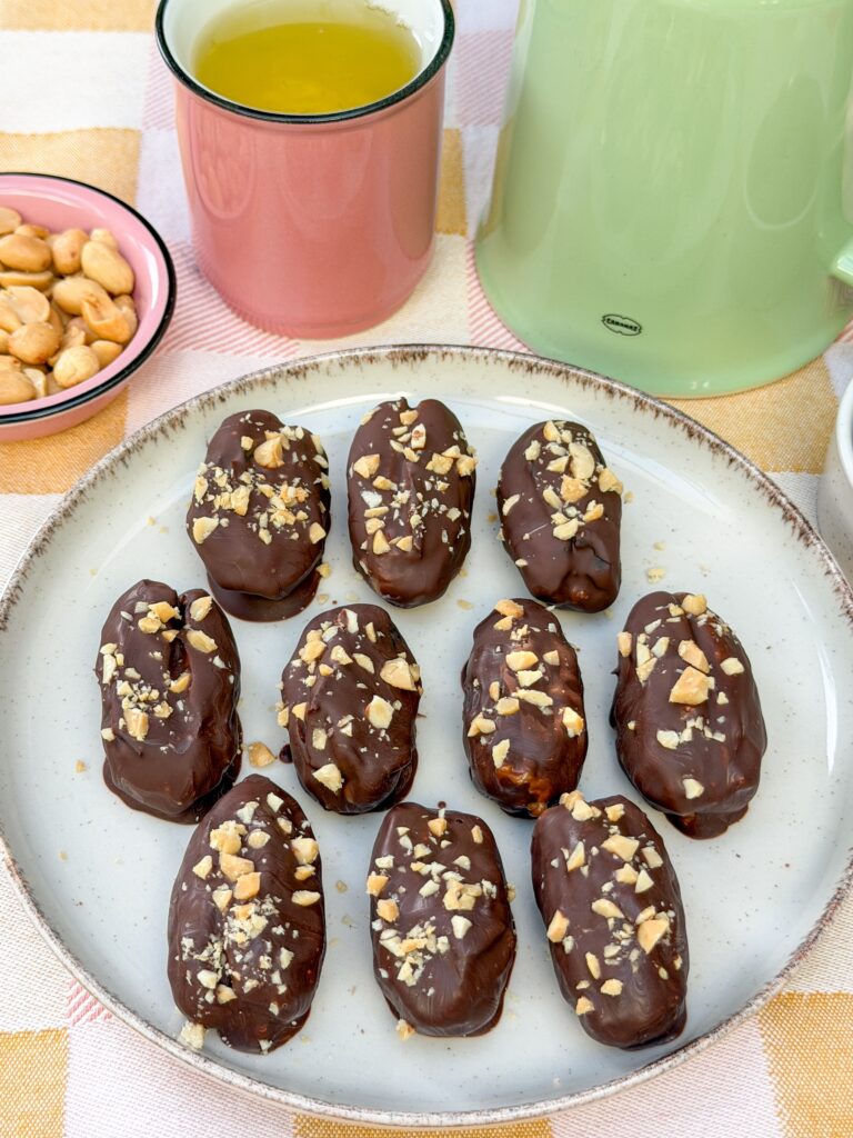 dadels gevuld met pindakaas en omhuld met chocolade