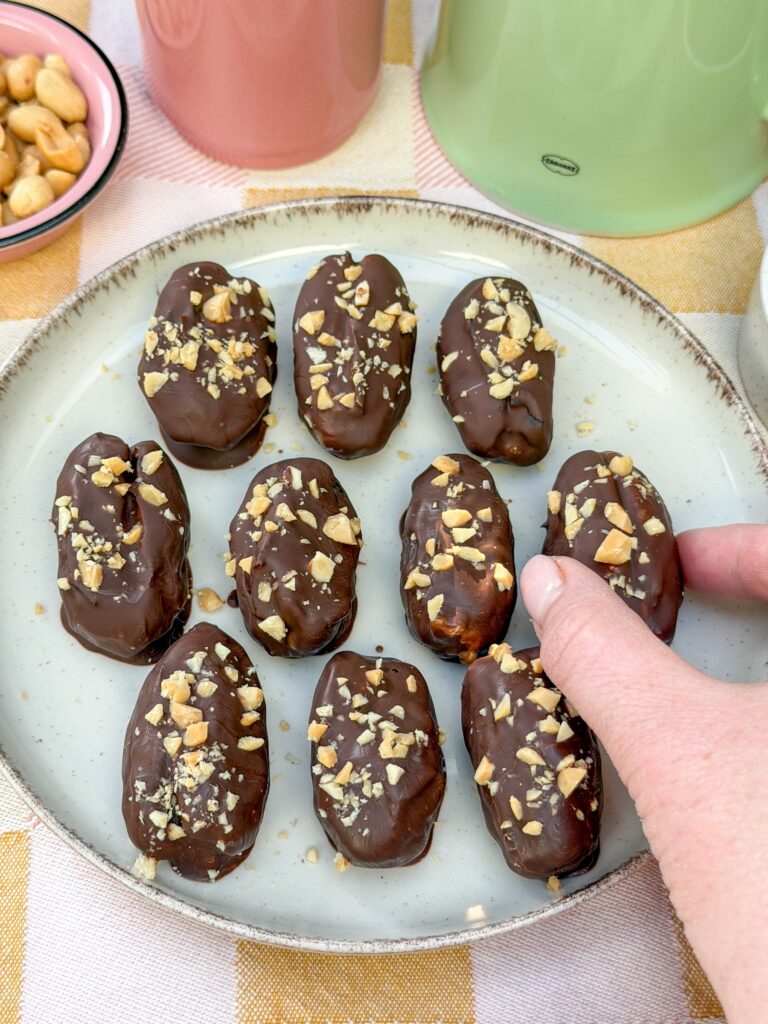 Snicker dadels met chocolade en pinda topping