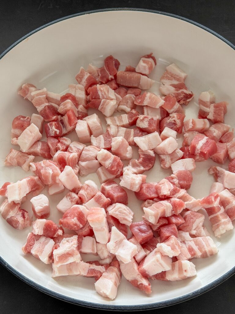 Spekblokjes gesneden in pan