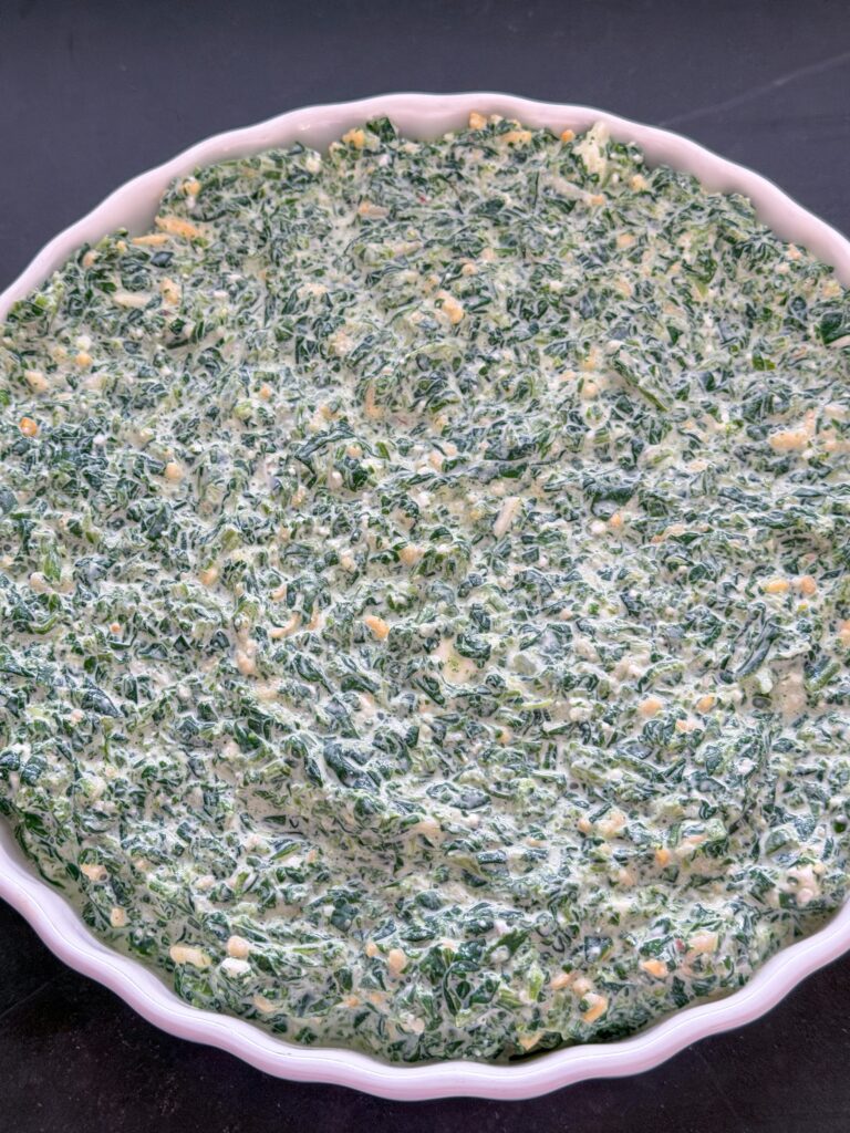 romige spinaziemengsel gemengd en in ovenschaal geschept