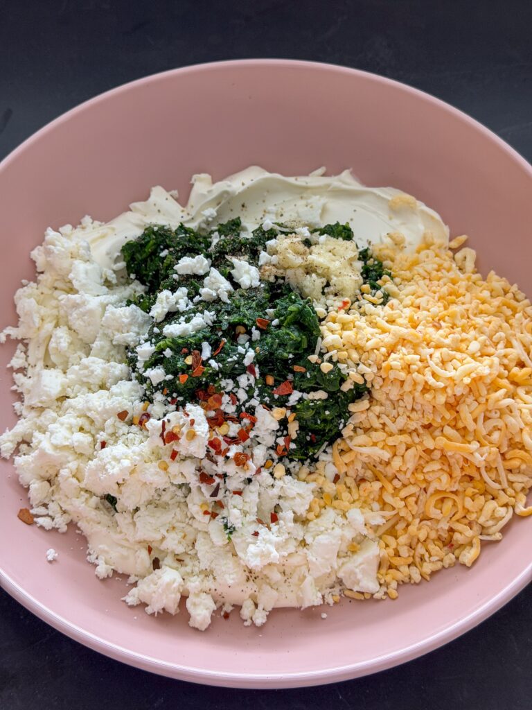 spinazie met roomkaas, feta en texmex kaas in een kom voor de spinaziedip