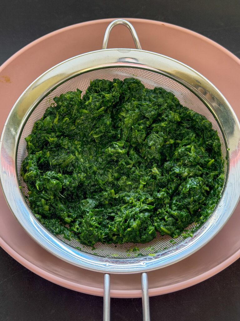 spinazie laten uitlekken in zeef