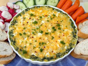 spinaziedip uit de oven met feta en texmex kaas geserveerd met stokbrood en rauwkost