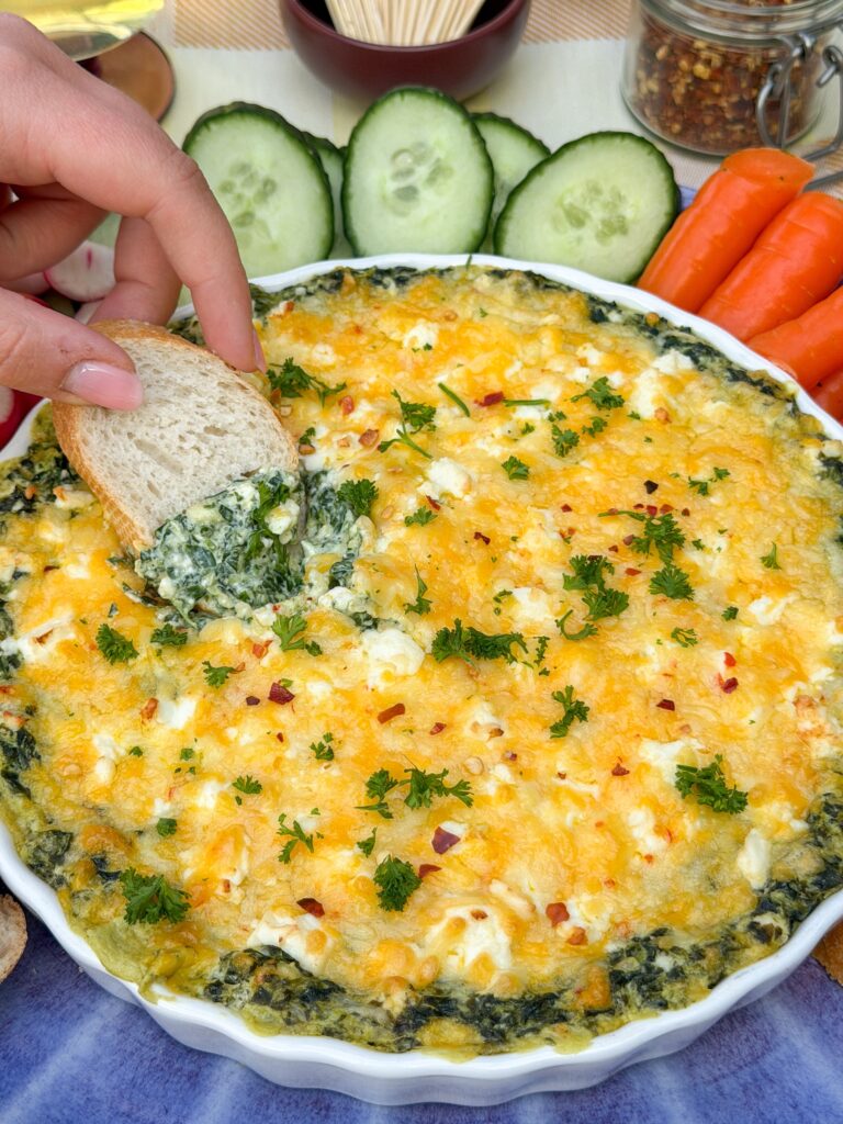 stokbrood dippen in romige spinaziedip uit de oven met feta en gesmolten kaas