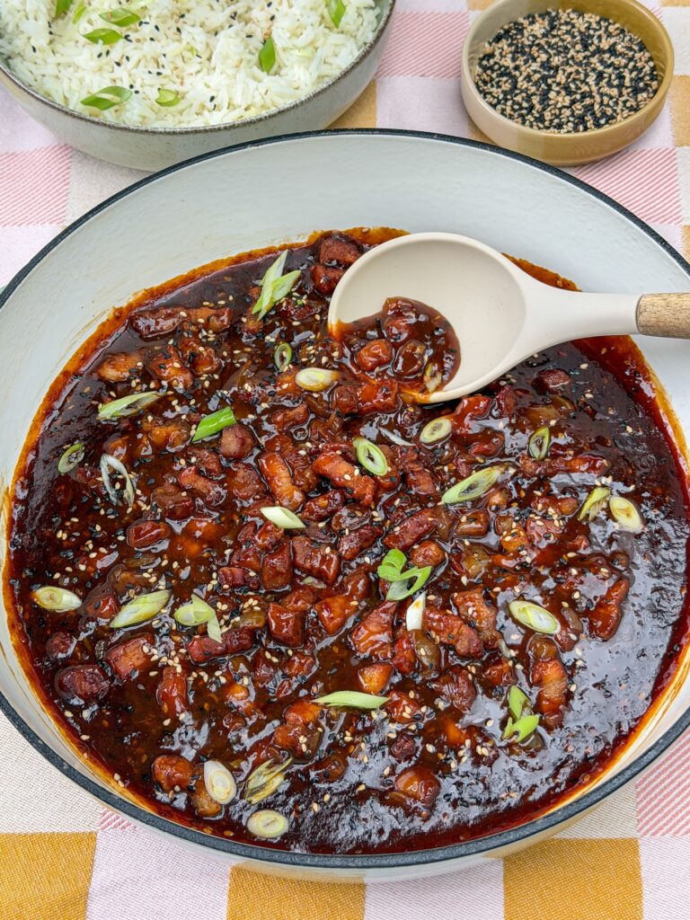 Aziatisch gebakken spek in sticky ketjapsaus in de pan