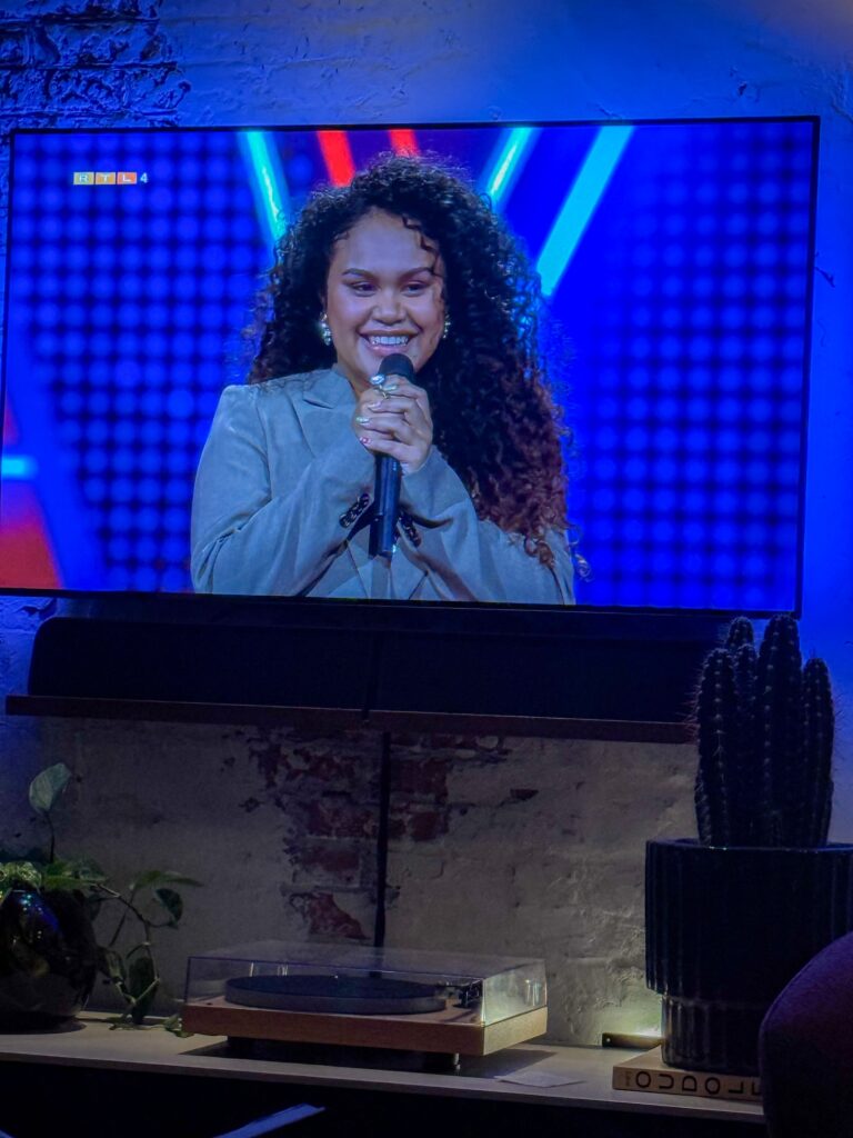 The Voice of Holland op de tv kijken