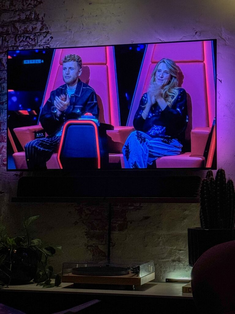 The Voice of Holland kijken op tv in de woonkamer