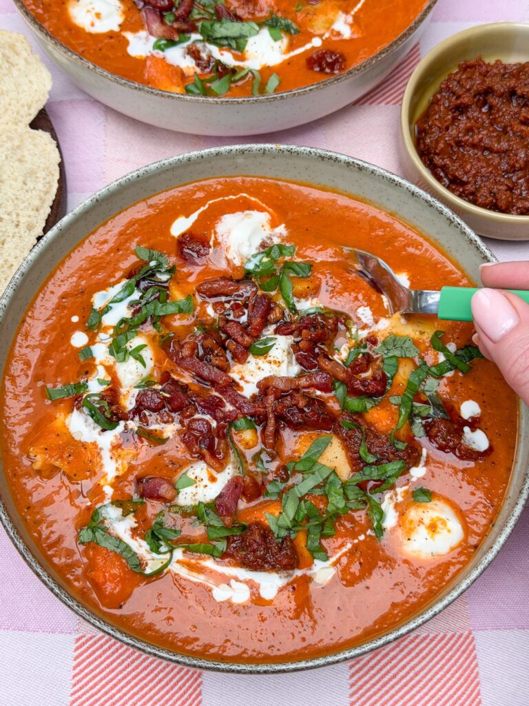 Kom tortellini soep met tomaat, mozzarella en krokante spekjes